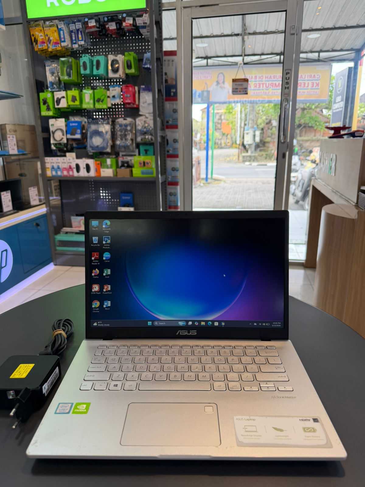 Asus vivobook X409FJ  Proc : Intel core i7  Ram : 8gb SSD : 512gb Nvidia GeForce MX230