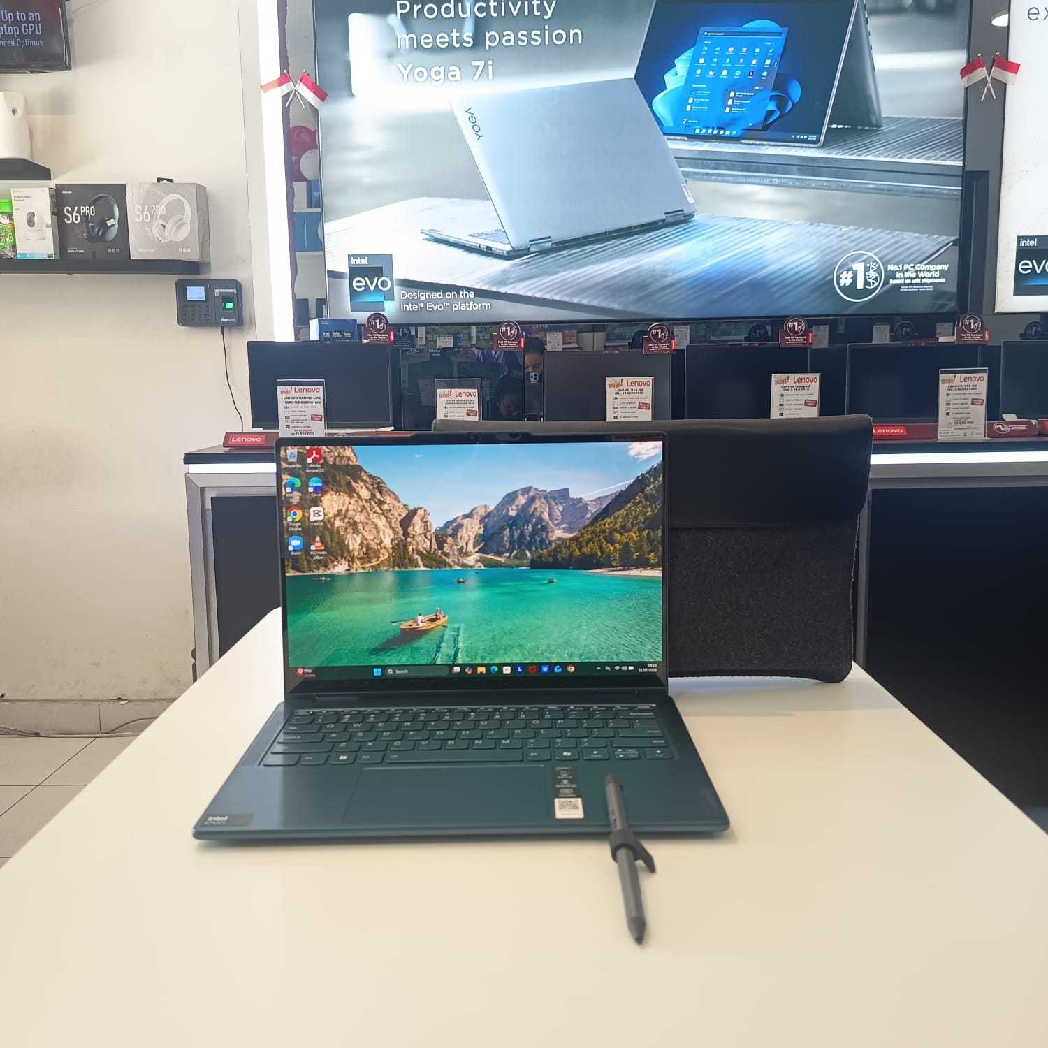 Second Like New LENOVO YOGA 7i 2-in-1 83DJ OLED Intel Core Ultra 5-125H RAM 16GB DDR5 SSD 512GB WIN 11 Home FLEEP +TOUCHREEN Kelengkapan Charger,Pentouch,Tas 