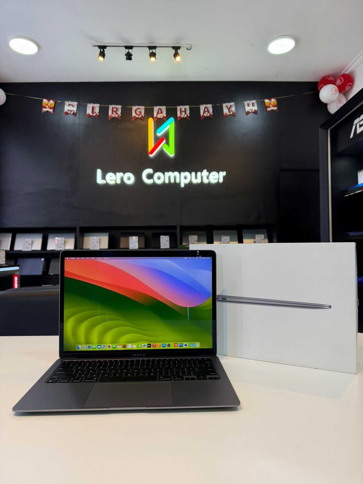 MACBOOK AIR M1 2020 LAYAR 13’3 INCH PROC APLLE M1 RAM 8GB SSD 256GB MAC OS  Kelengkapan Box,Charger 
