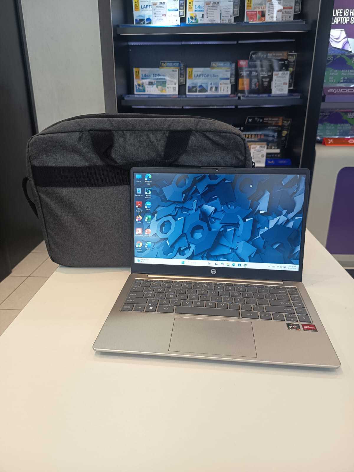 Second Like New HP 14-em0xxx AMD Ryzen 3 7320U with Radeon Graphics Ram 8 GB Ssd 512 GB W 11 Home  Kelengkapan : charger dan tas